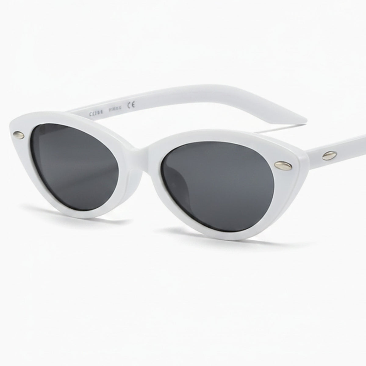 White Cat Eye Sunglasses with Silver Details – eyewear (view 1)