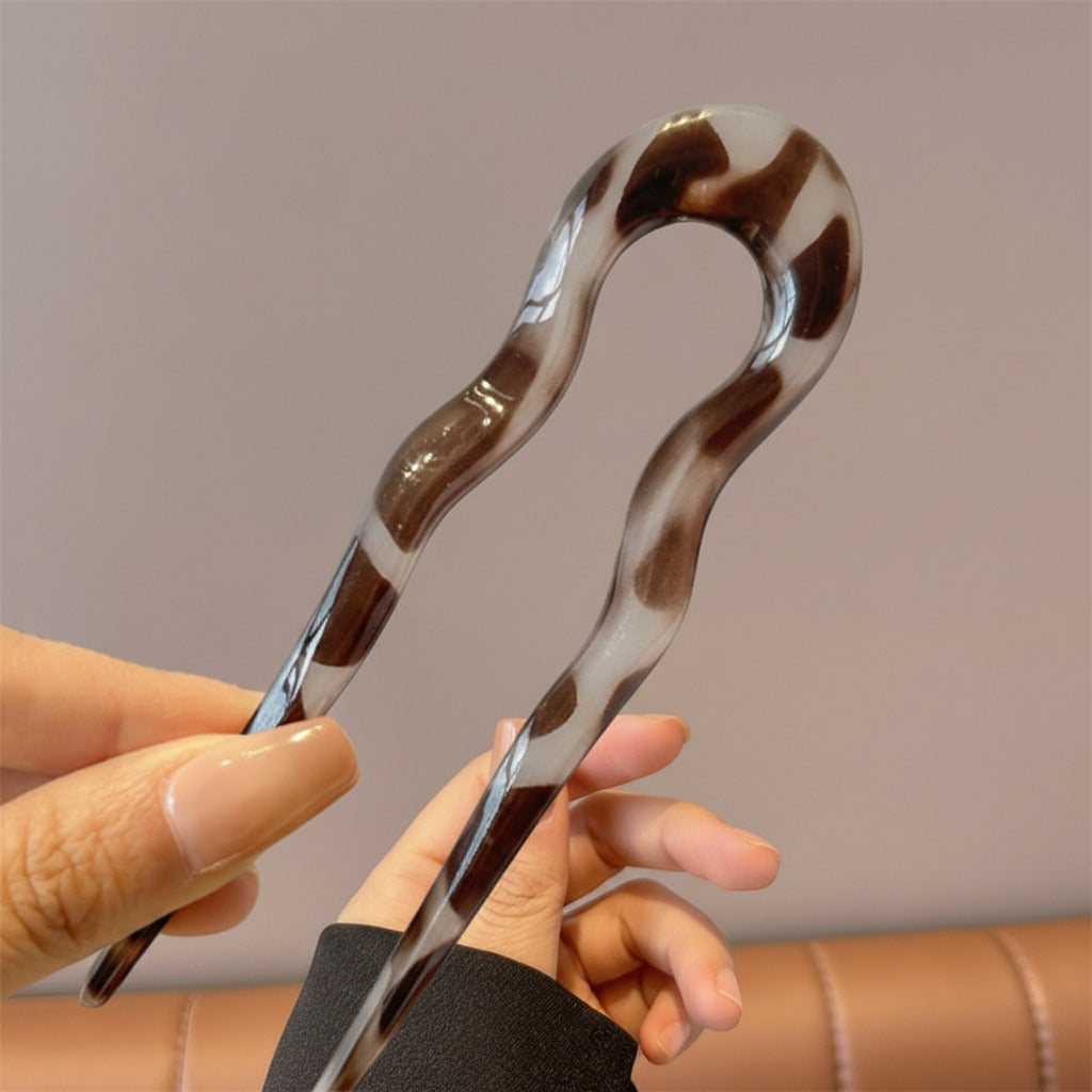 Curved Minimalist Hair Claw - Gray Leopard