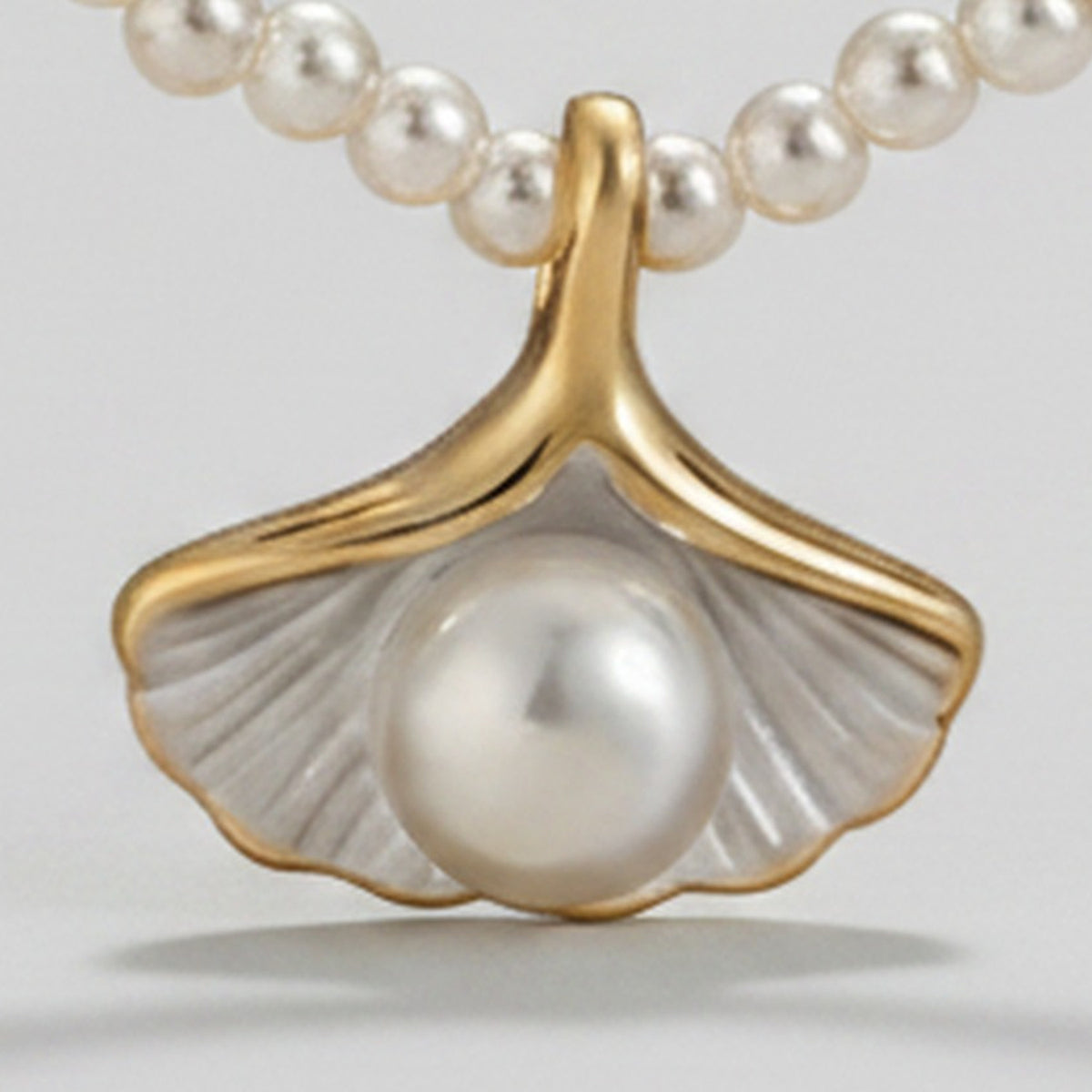 Pearl Shell Pendant Beaded Necklace Gold – jewelry (view 1)