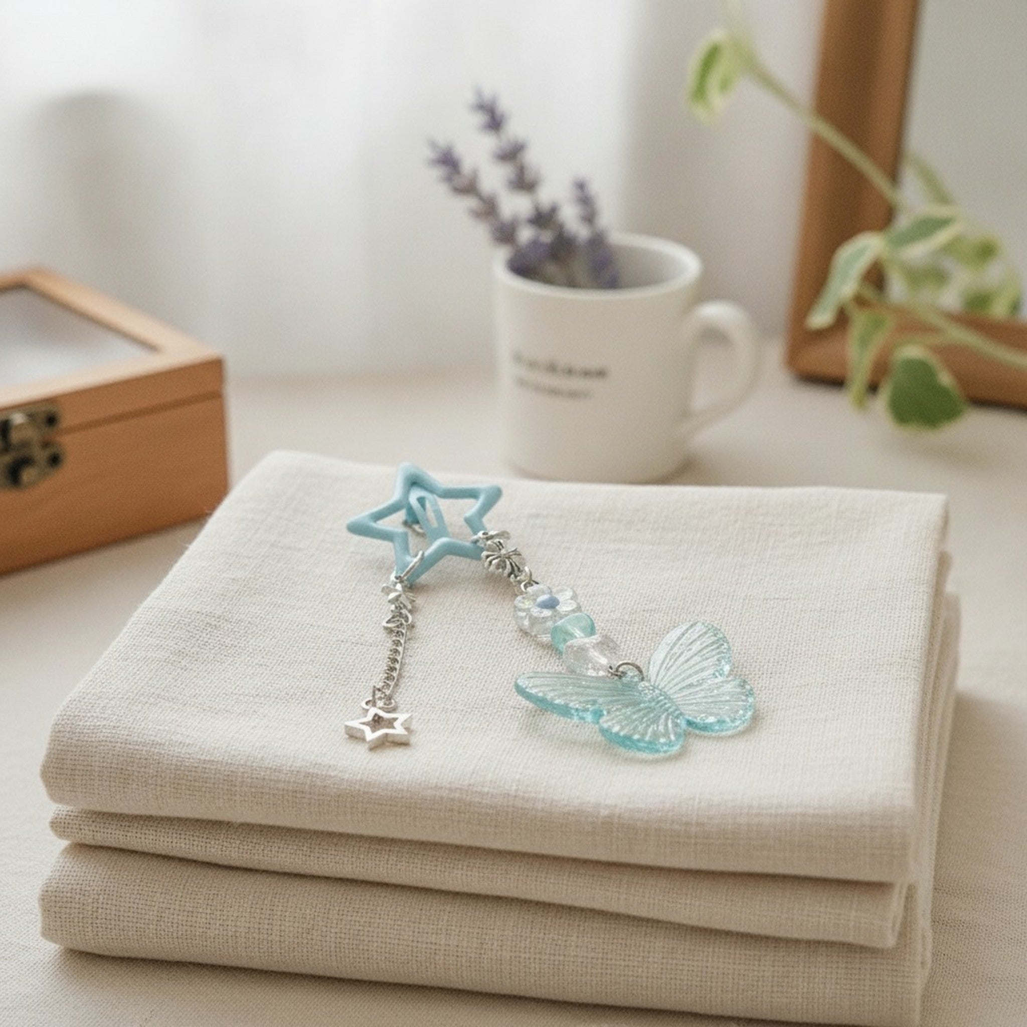 Star Butterfly Dangle Hair Clip – hair accessories (view 3)