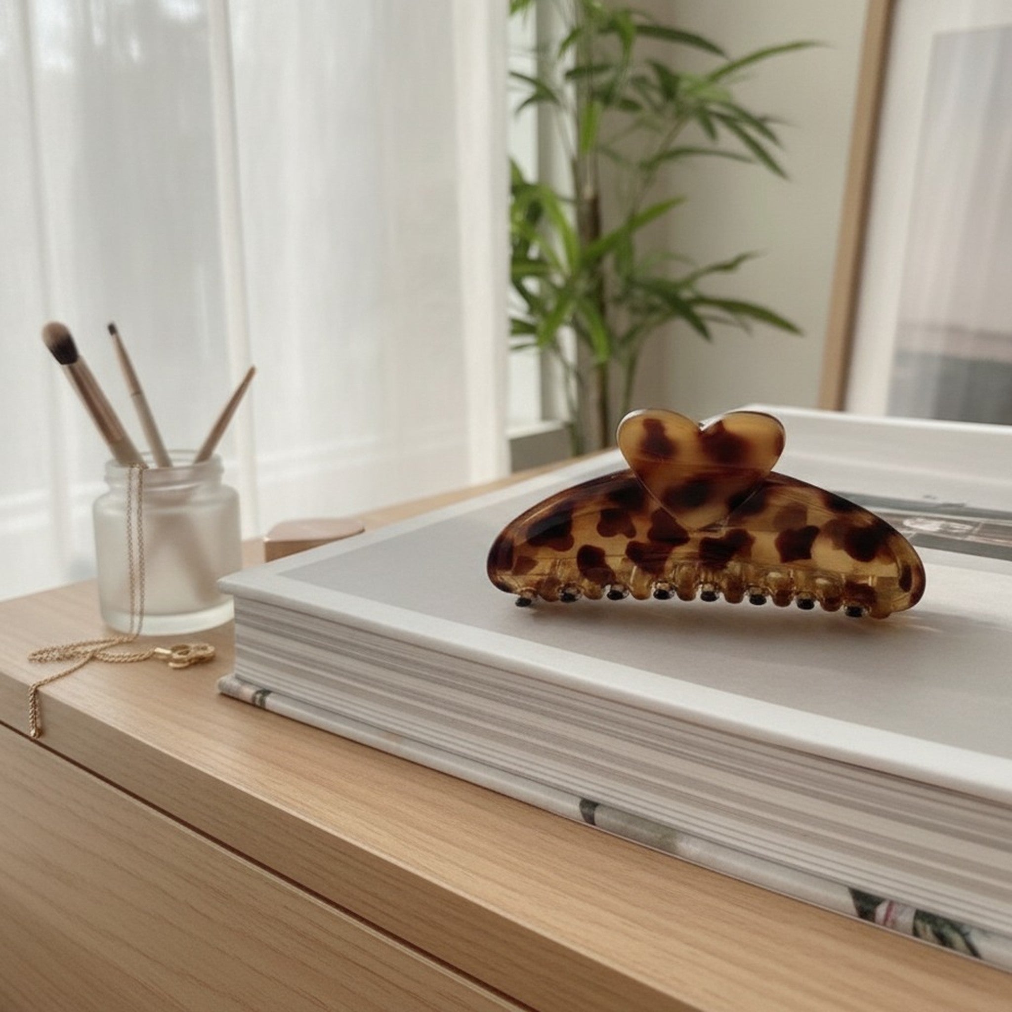 Tortoise Shell Heart Design Hair Claw Clip – hair accessories (view 2)