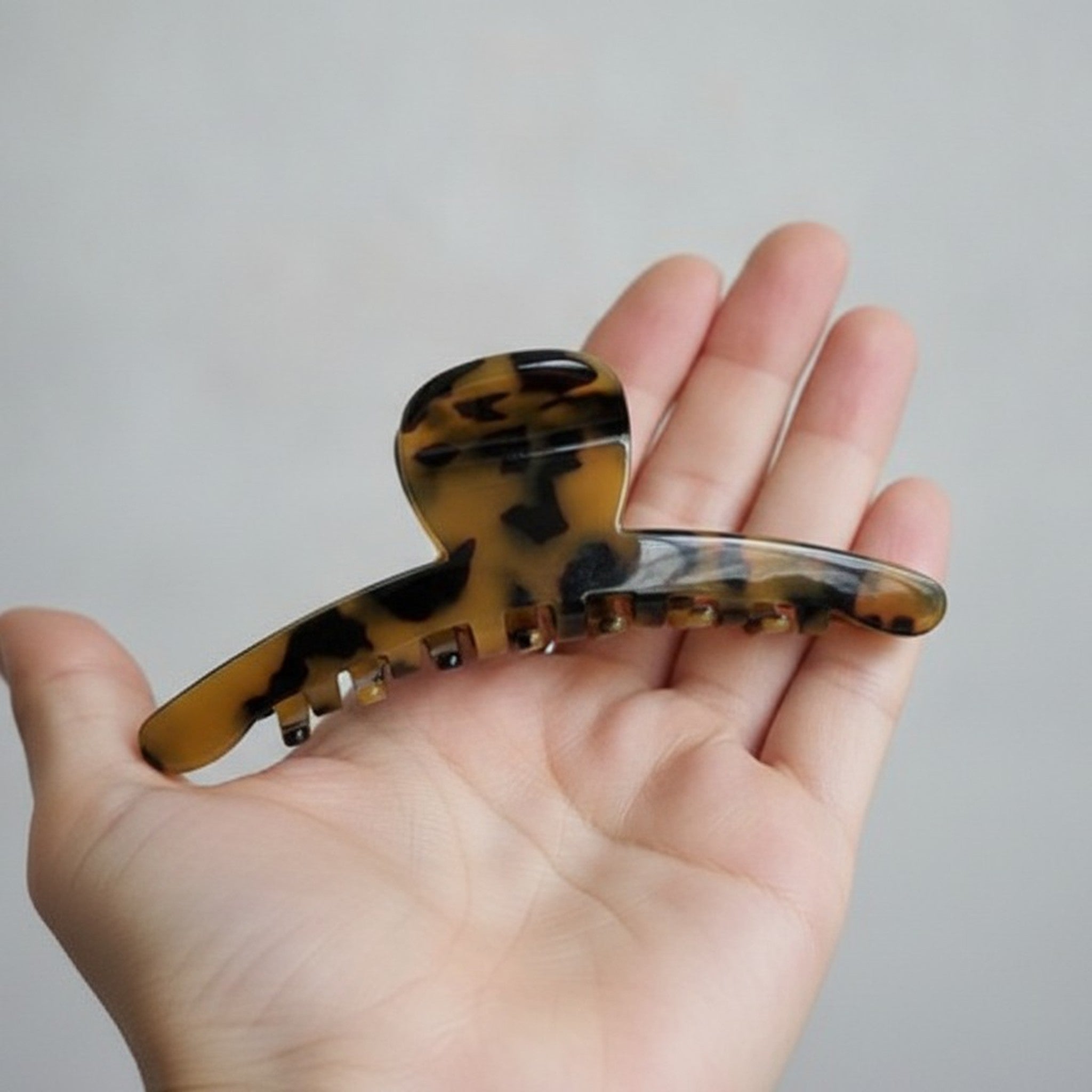 Elegant Tortoiseshell Large Hair Claw Clip – hair accessories (view 3)