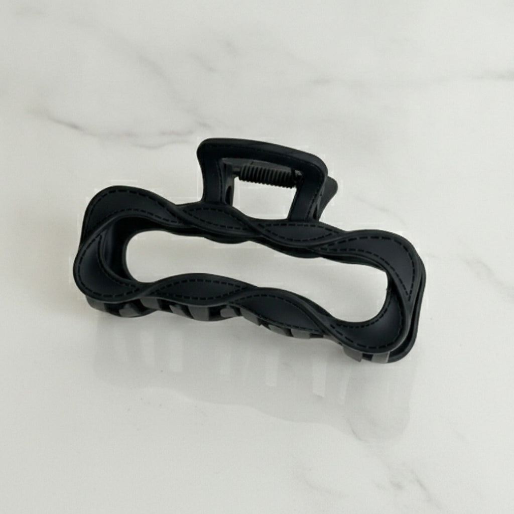 Wavy Claw Hair Clip with Textured Grip - Black 9.7cm
