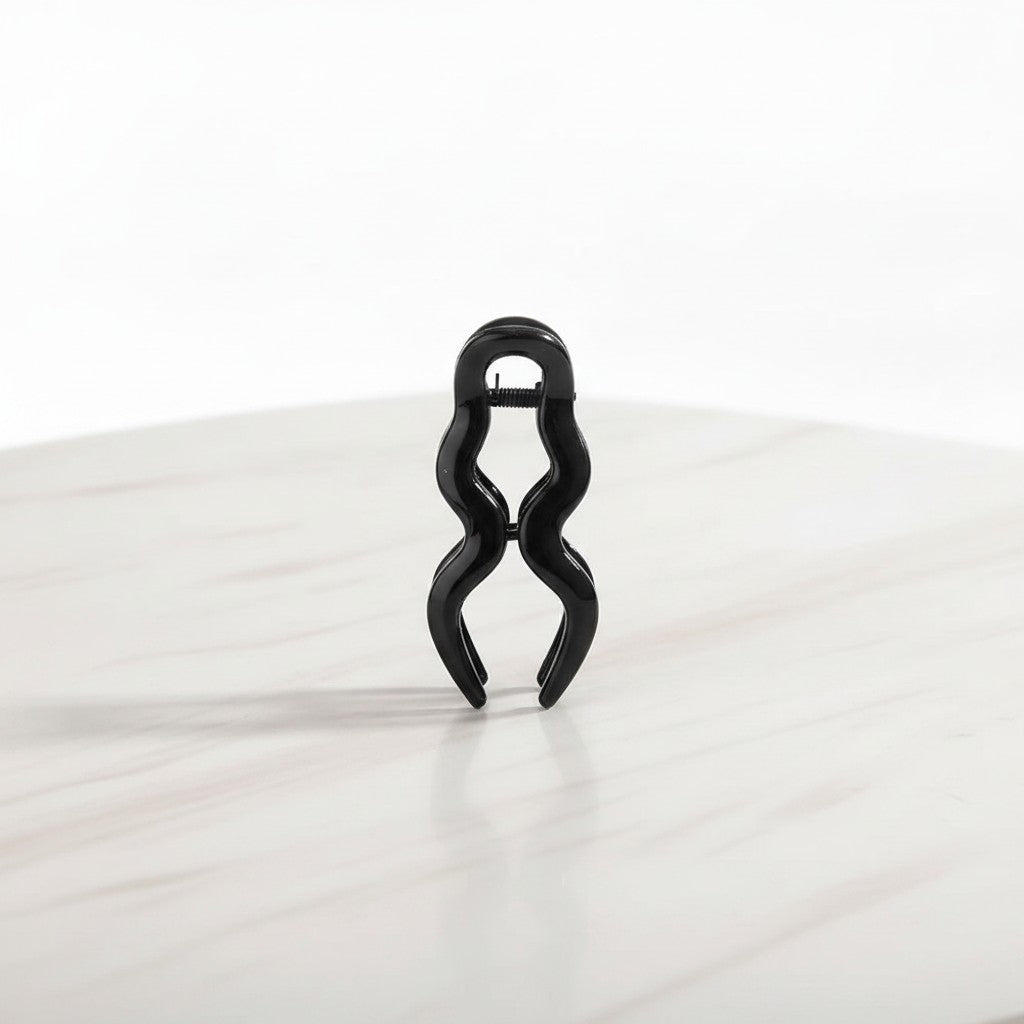 Black Curved Minimalist Hair Claw Clip – hair accessories (view 3)