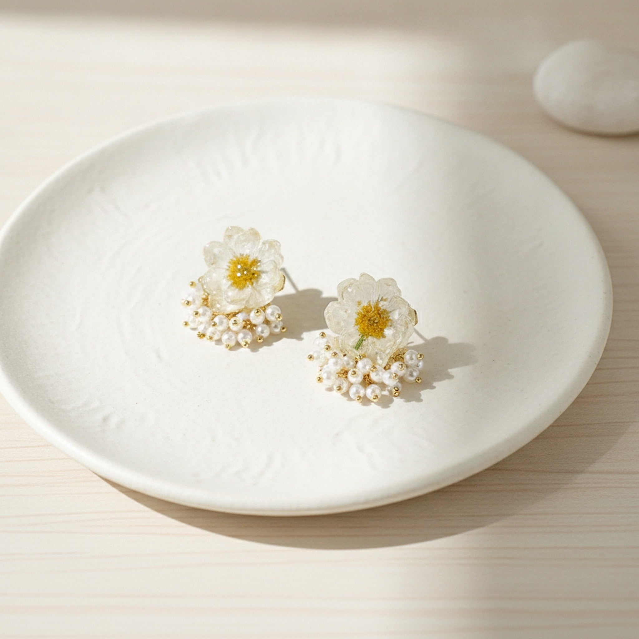 Daisy Natural Dried Flower S925 Silver Needle Earrings - White – jewelry (view 2)