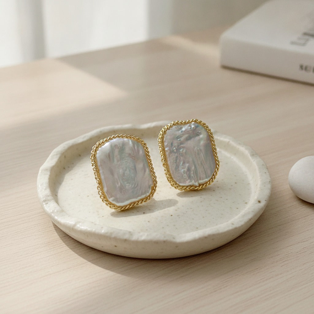 Pearl Twisted Frame Stud Earring - Type 4